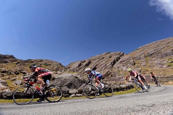 Riders descend Healy Pass on Stage 4 into Glengarriff