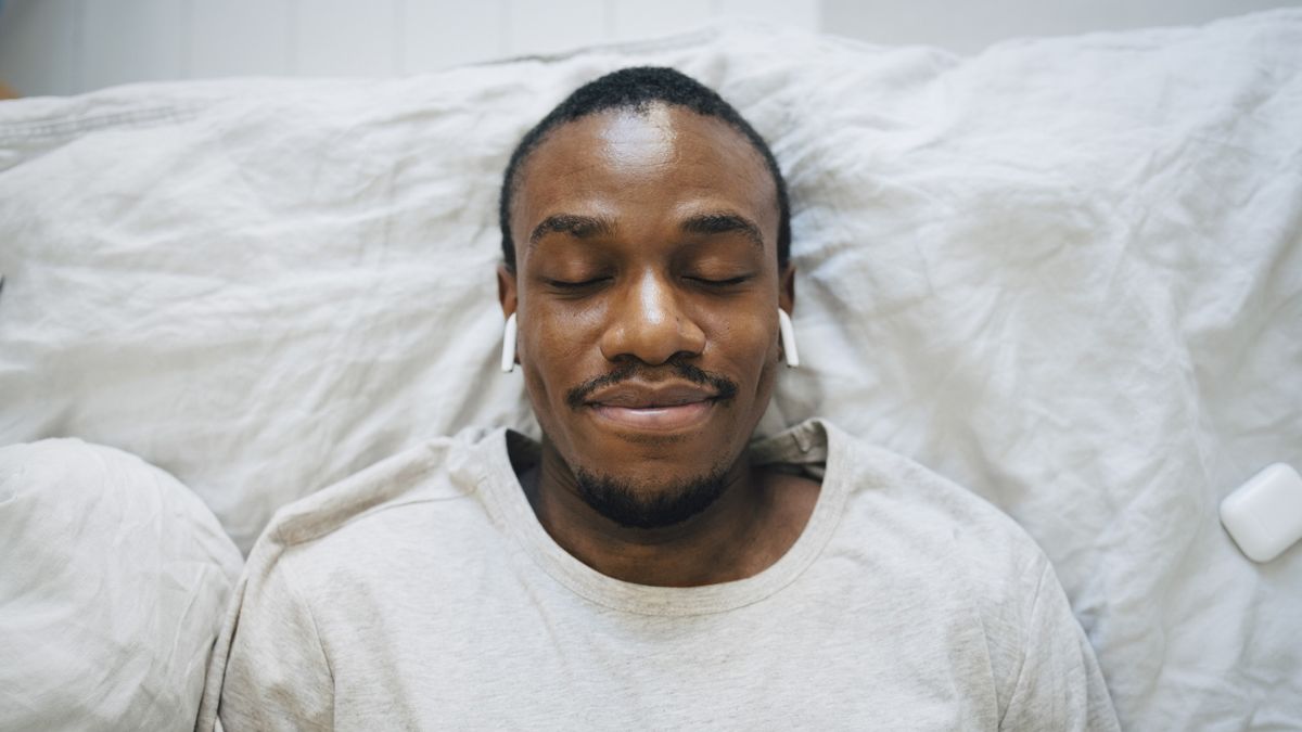 Novo estudo revela os principais podcasts de sono para adormecer mais rápido