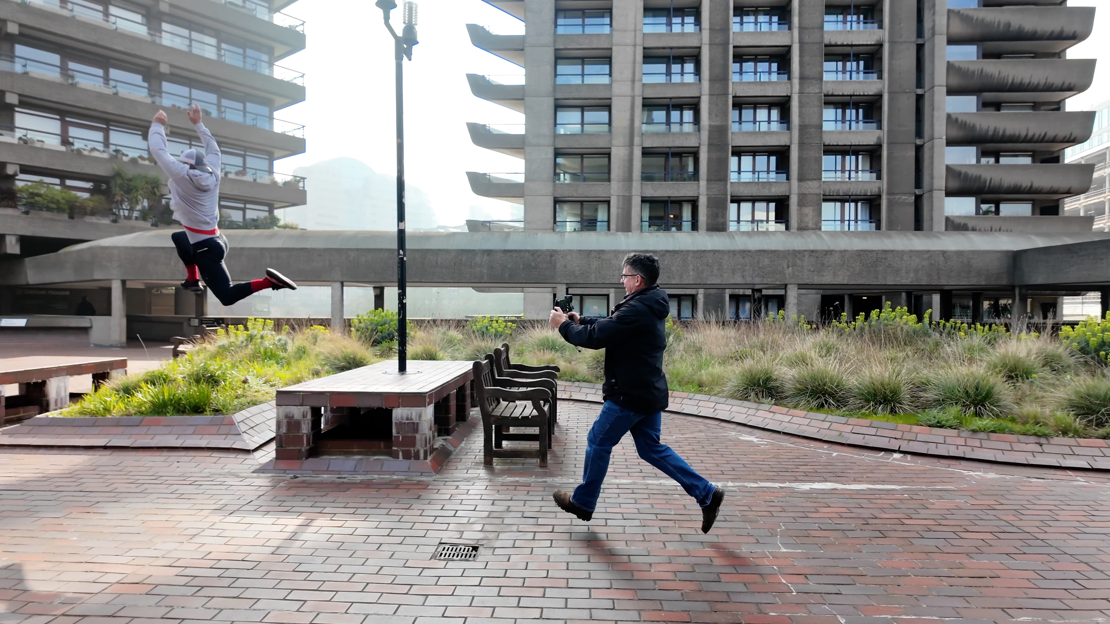 Homme courant après quelqu'un qui fait du parkour