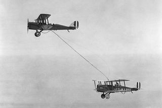 The world’s first in-flight refuelling in 1923.