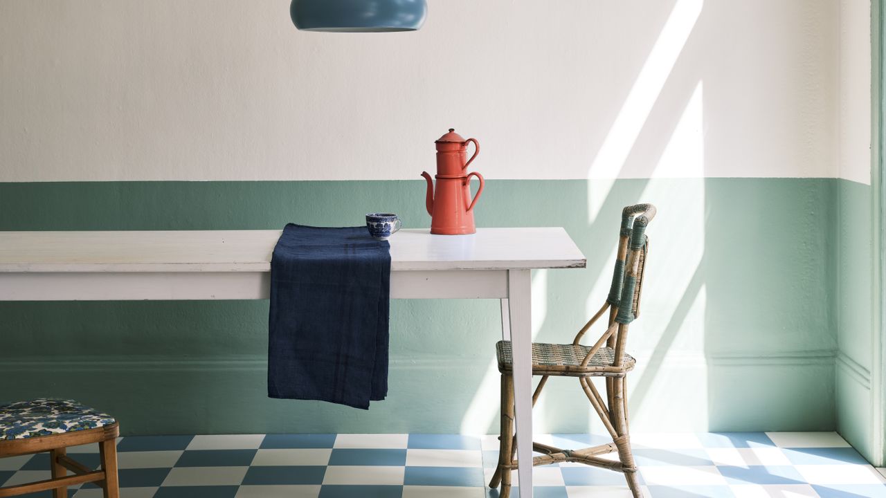 Breakfast Room Green in a kitchen painted by Farrow &amp; Ball