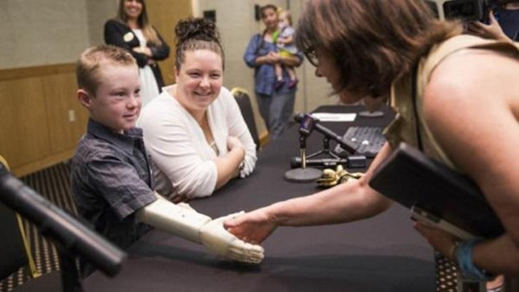 Genius students use 3D printer to make an arm for young boy