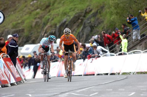 Samuel S&aacute;nchez (Euskaltel-Euskadi) was too much for Jelle Vanendert (Omega Pharma-Lotto), who looks back to check the progress of the fast-approaching Fr&auml;nk Schleck.