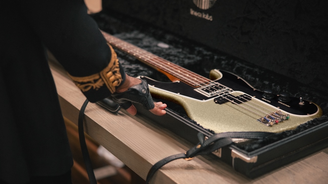 Fender Limited Edition Masterbuilt Adrian Younge Jazz Bass