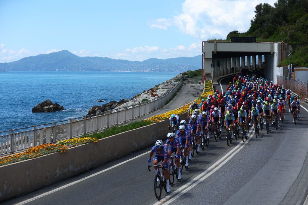 The pack rides along the sea during the 5th stage of the 107th Giro d'Italia cycling race, 178 km between Genova and Lucca, on May 8, 2024. (Photo by Luca Bettini / AFP)