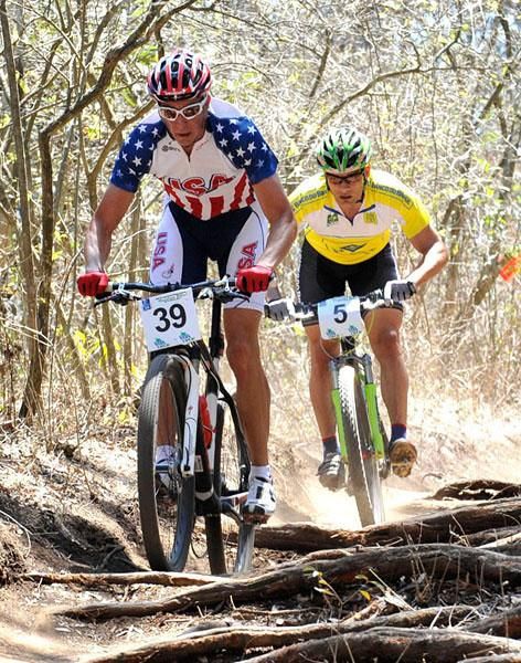 Todd Wells (USA) and Rubens Valeriano (Brazil) battle at the head of the race.