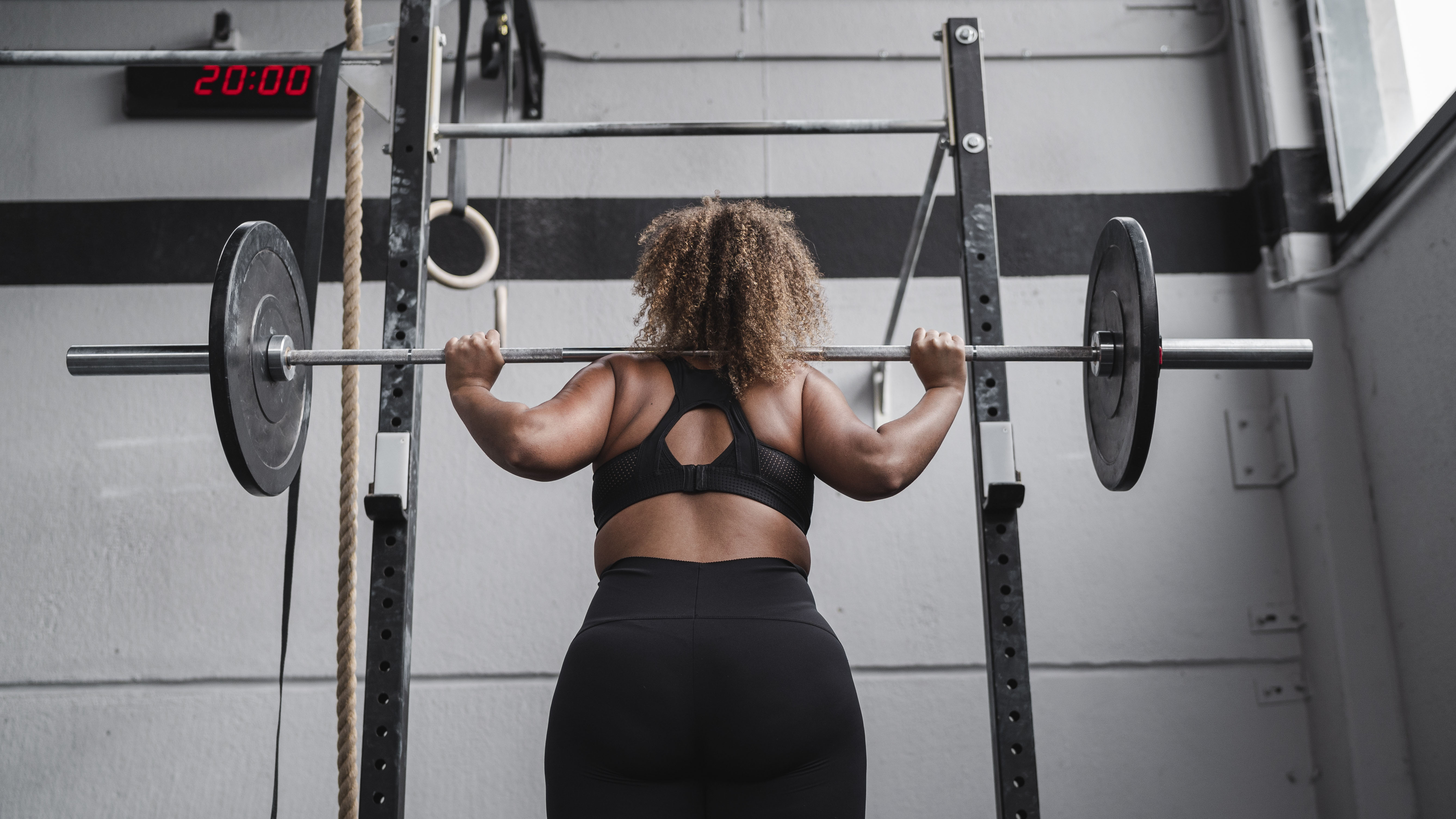 mujer, levantamiento de pesas, en, gimnasio