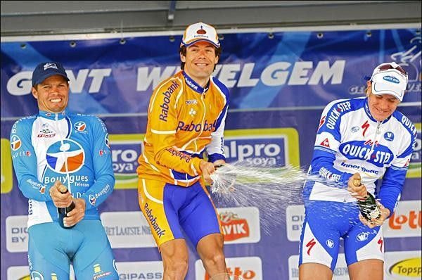 Podium time: Spaniard Oscar Freire (Rabobank) tops with Aur&eacute;lien Clerc (Bouygues Telecom) (l) and Wouter Weylandt (Quick Step) (r).
