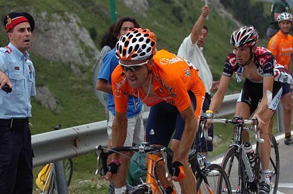 Haimar Zubeldia (Euskaltel) pulls Frank Schleck (CSC)