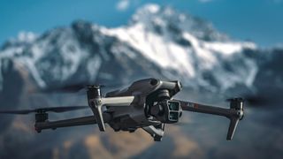 DJI Air 3 drone voor besneeuwde bergtoppen