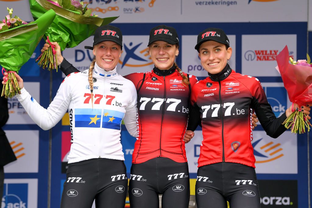 The podium (L-R): Annemarie Worst, Yara Kastelijn, Alice Maria Arzuffi (all 777.be)