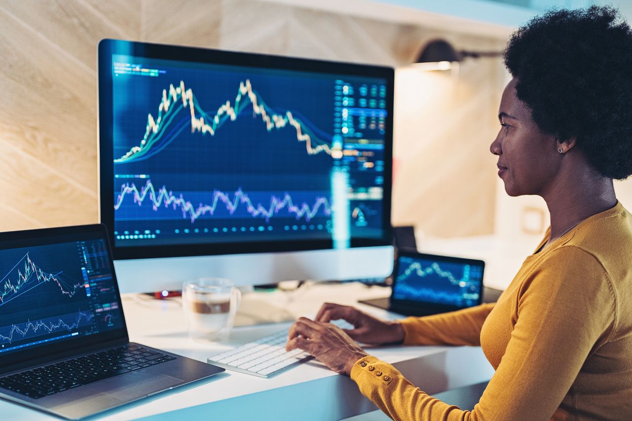 Woman researching funds on the computer.