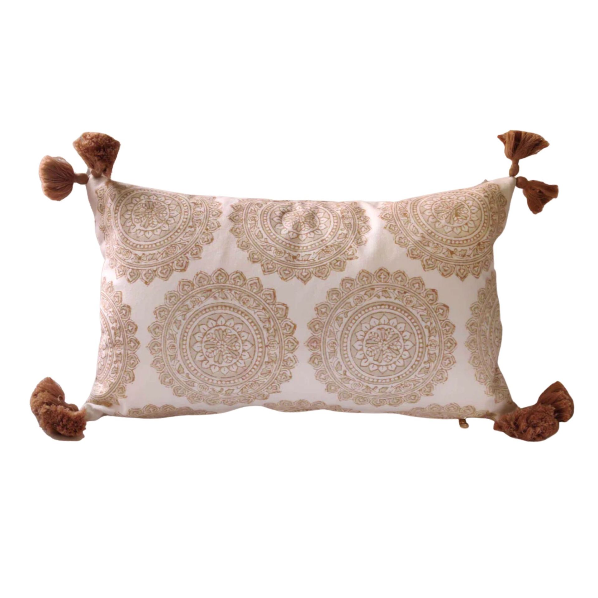 Bantal lumbal dengan cetakan blok netral dan jumbai