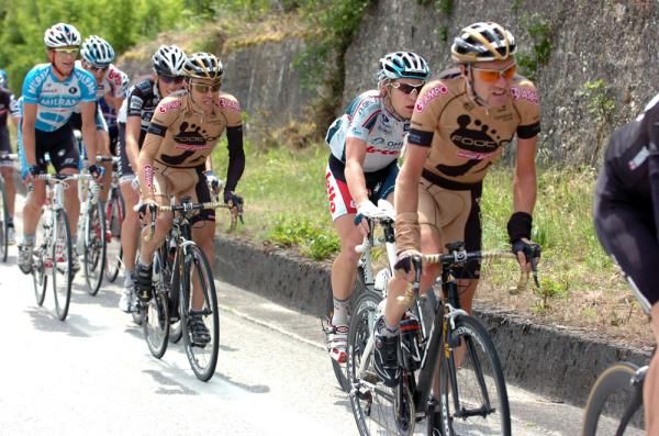 Iban Mayoz and Giampaolo Cheula (Footon-Servetto), with Jan Bakelandts (Omega Pharma-Lotto) in between the two