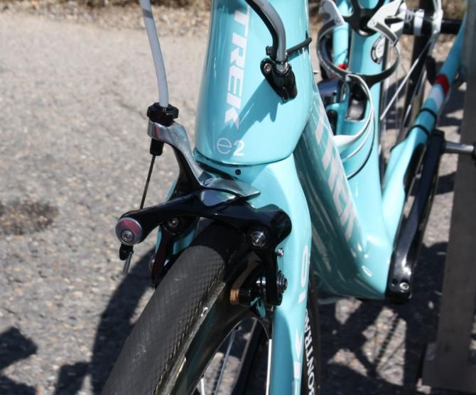 RadioShack-Leopard use the Shimano Dura-Ace Dual Mount brakes. Other teams using the system are FDJ and Lampre-Merida on the aero Reacto frames