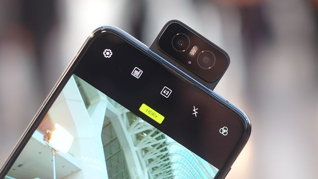 Kamera depan alias kamera selfie Zenfone 6 yang juga merupakan kamera utamanya yang terletak di punggung ponsel