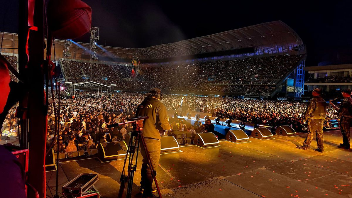 Artist Carín León had rock-solid IEM reception on the main stage and on the stage extension into the audience at Estadio GNP Seguros, thanks to the RF Venue CP Stage antenna.