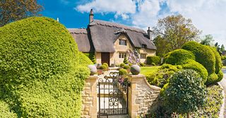 thatched honey stone home in the Cotswolds