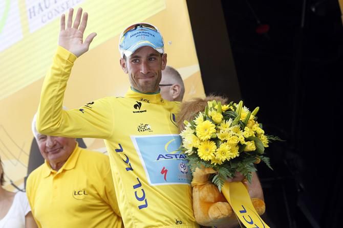 Vincenzo Nibali stays in yellow