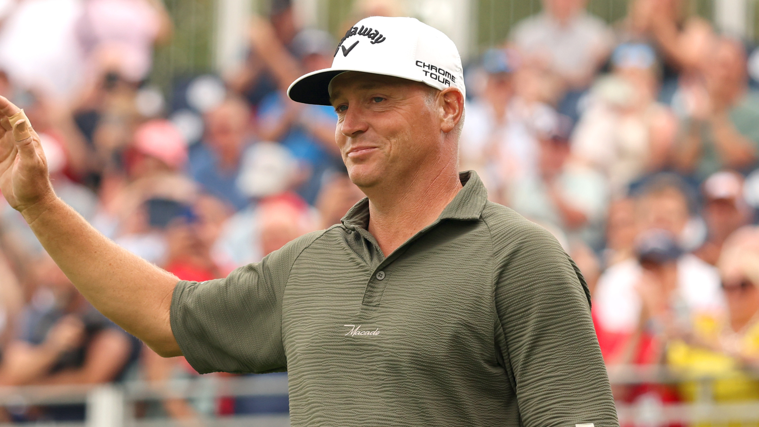 Alex Noren acknowledges fans