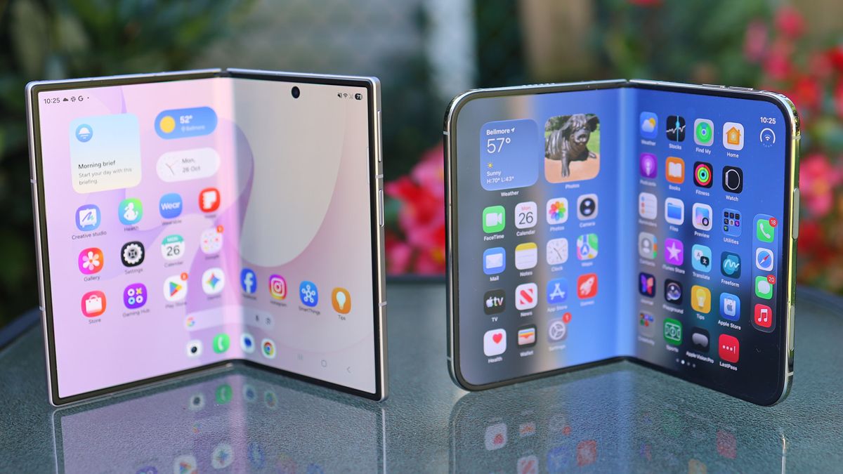 iPhone Duo vs Samsung Galaxy Z Fold 8
