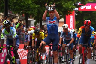 Tim Merlier wins stage 3 of the Giro d'Italia