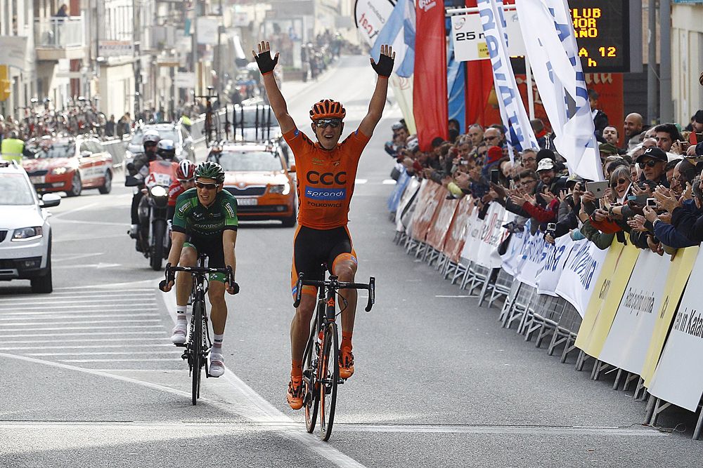 Maciej Paterski (CCC Sprandi Polkowice) wins sprint ahead of Pierre Rolland (Europcar) and Bart de Clercq (Lotto-Soudal)