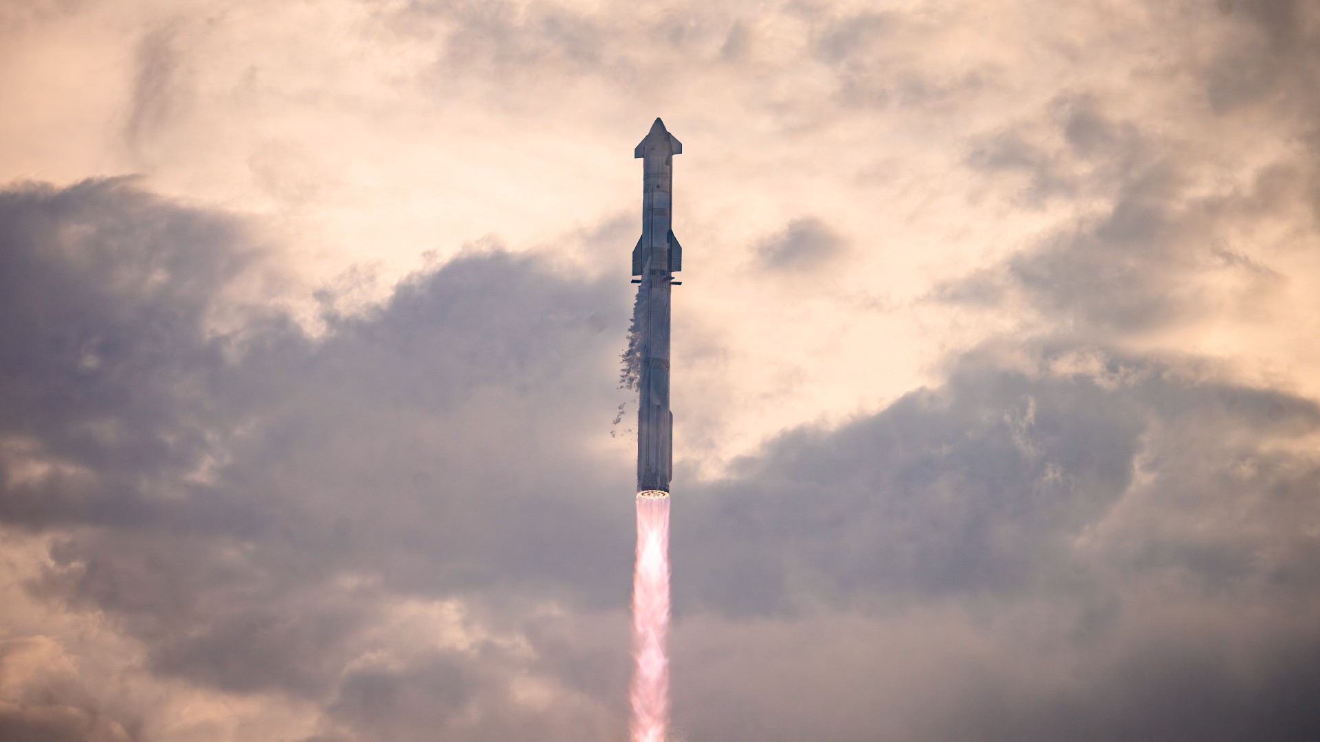 Eine große silberne Rakete fliegt am goldenen Morgenhimmel