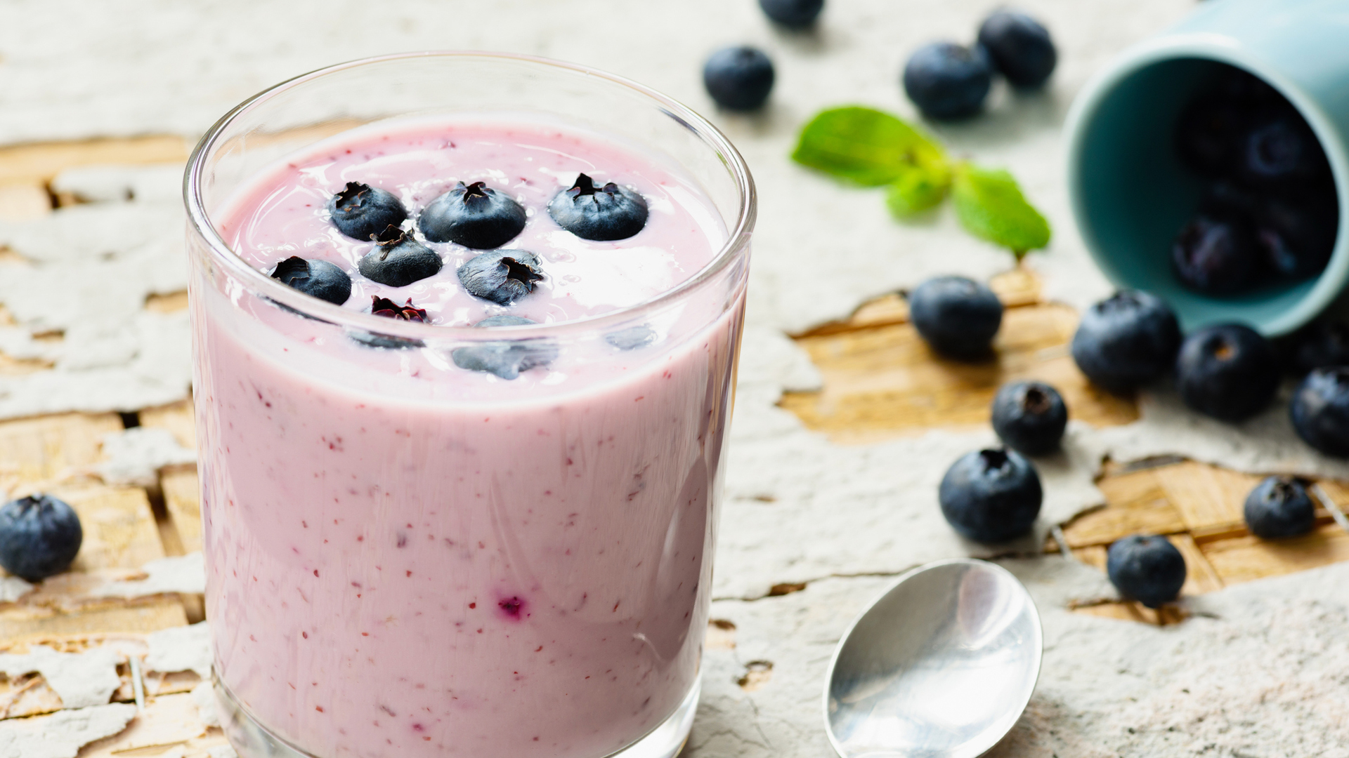 batido de arándanos para el desayuno en el plan de comidas de la dieta paleo