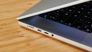 Närbild av portarna på MacBook Pro 16 tum (2021), inklusive MagSafe-porten