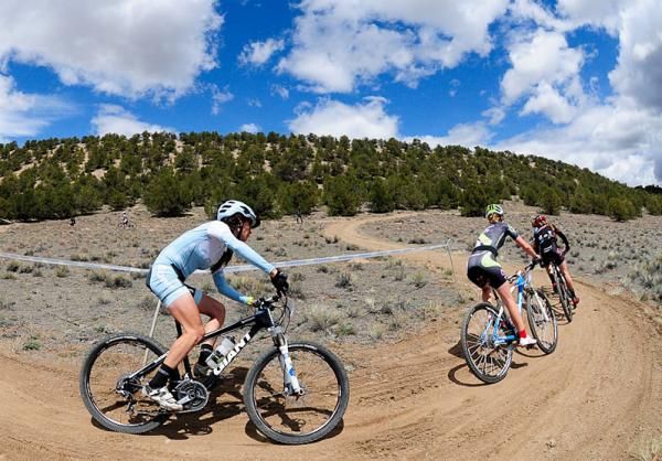 Kelli Emmett (Giant) trying to maintain contact with the leaders.