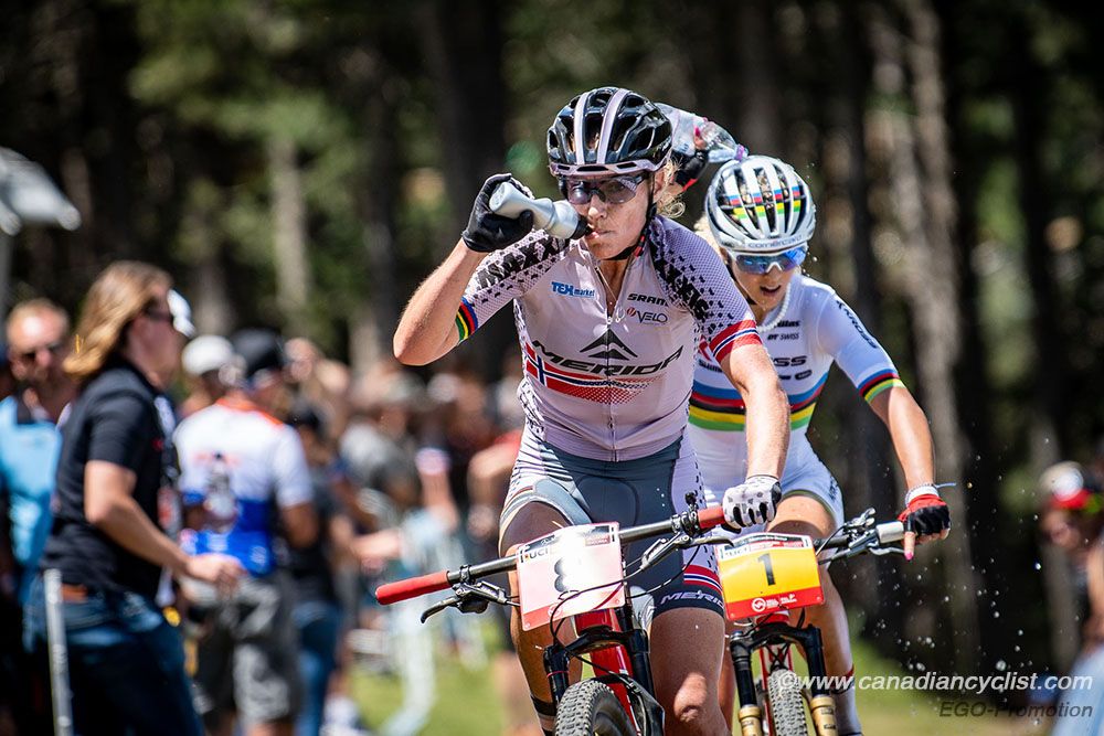 Gunn-Rita Dahle Flesjaa (Team Merida Gunn-Rita) and Jolanda Neff ( Kross Racing Team) take on fluids