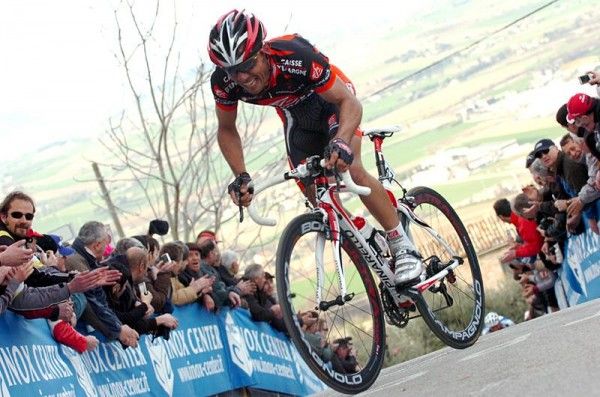 Joaqu&iacute;m Rodr&iacute;guez (Caisse d'Epargne) on the 21% gradients of Montelupone in the fourth stage of Tirreno-Adriatico.