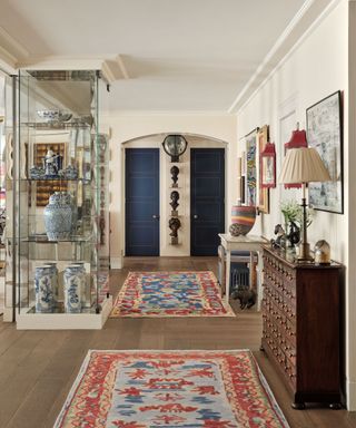 Red rugs, wooden floor, glass shelves, blue doors