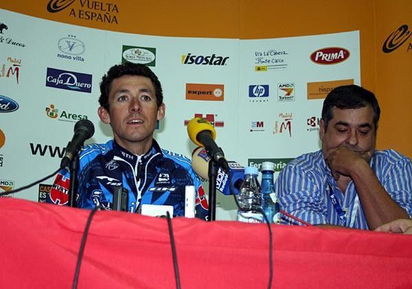 Roberto Heras (Liberty Seguros) with team manger Manolo Saiz at the press conference