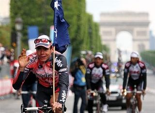 Cadel Evans takes his lap with the Australian flag