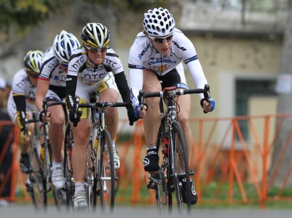 Action in the women's criterium.