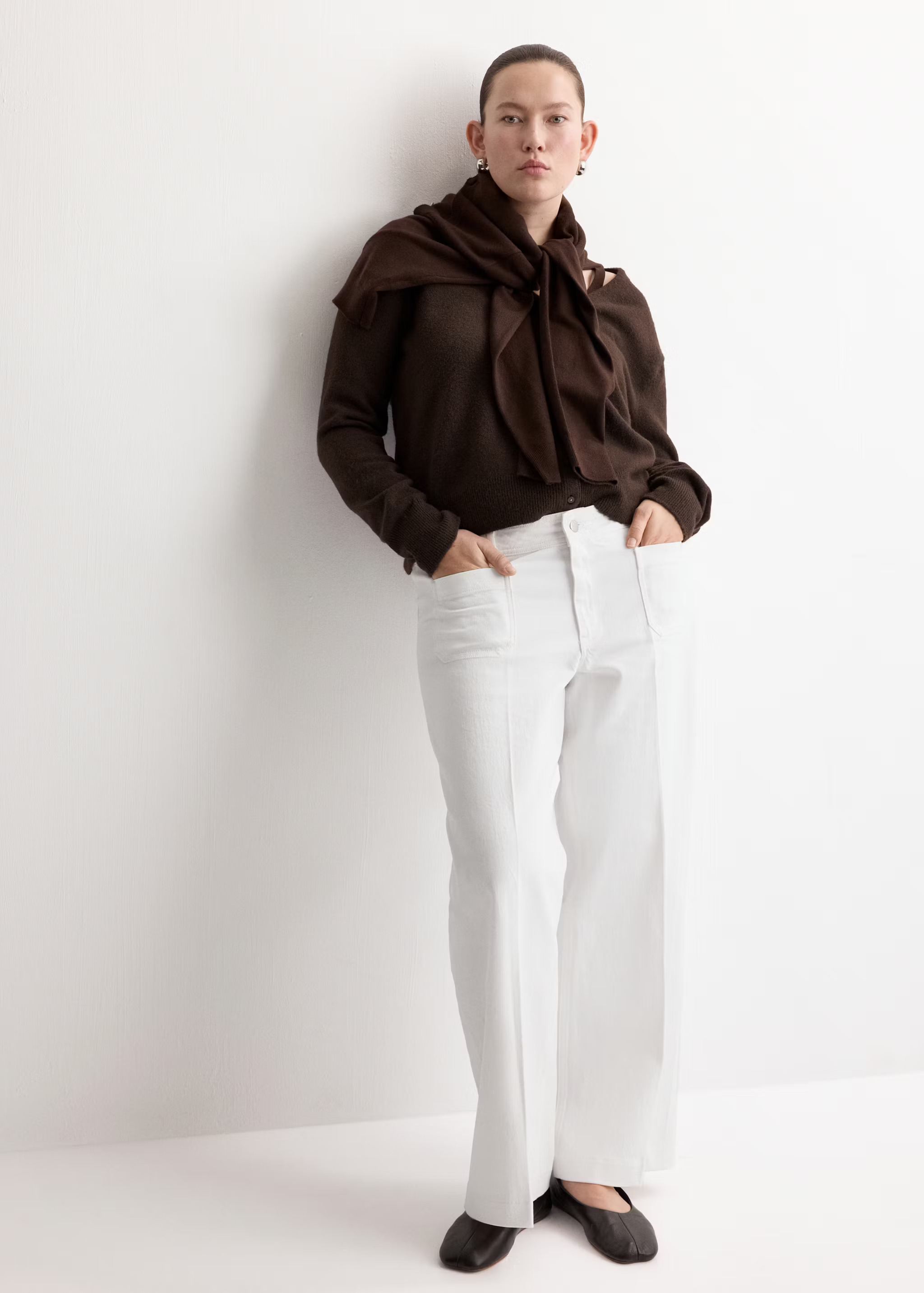 Wide-leg white jeans with front pockets