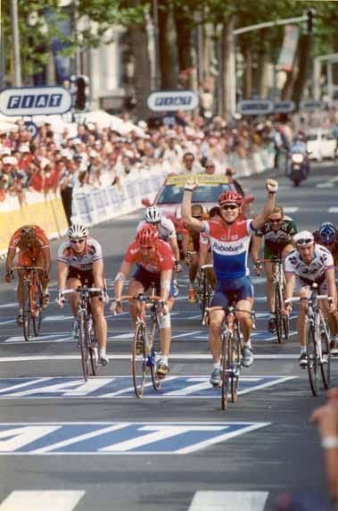 Dutch champion Leon Van Bon wins at Tours during the 2000 Tour de France.