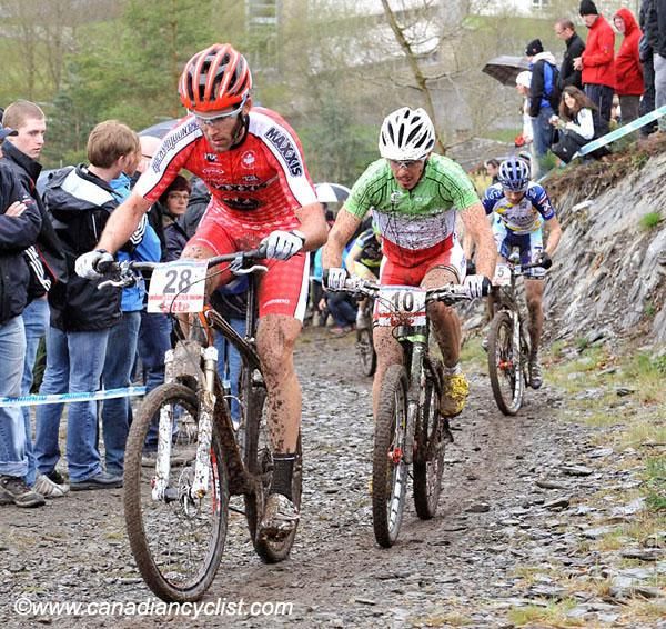 Geoff Kabush leads Marco Aurelio Fontana.