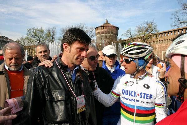 Two Italian World Champs, Paolo Bettini (Quickstep-Innergetic) and Gianni Bugno, chatting about the race