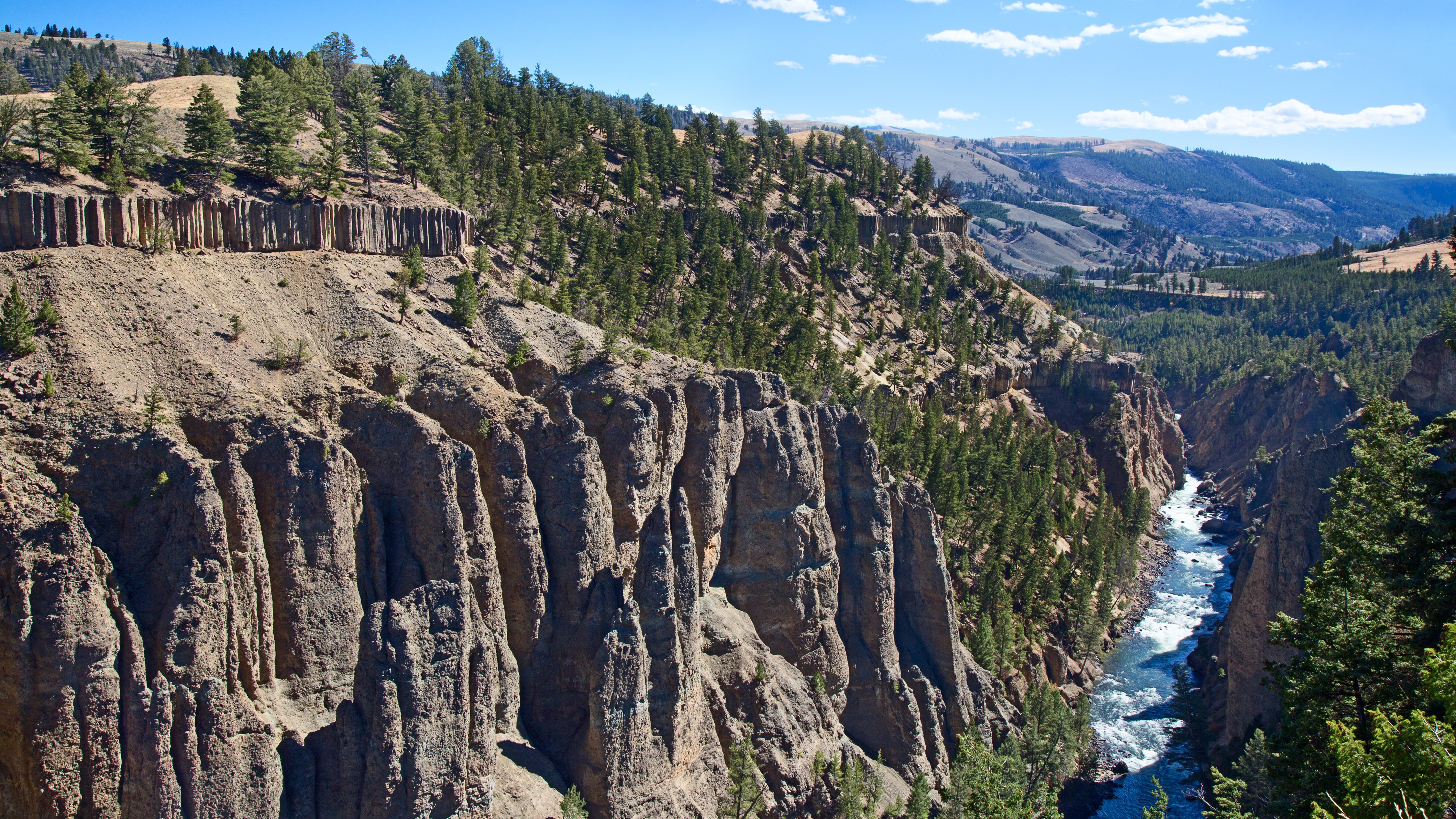 Woman caught vaping while dangling legs over Grand Canyon of