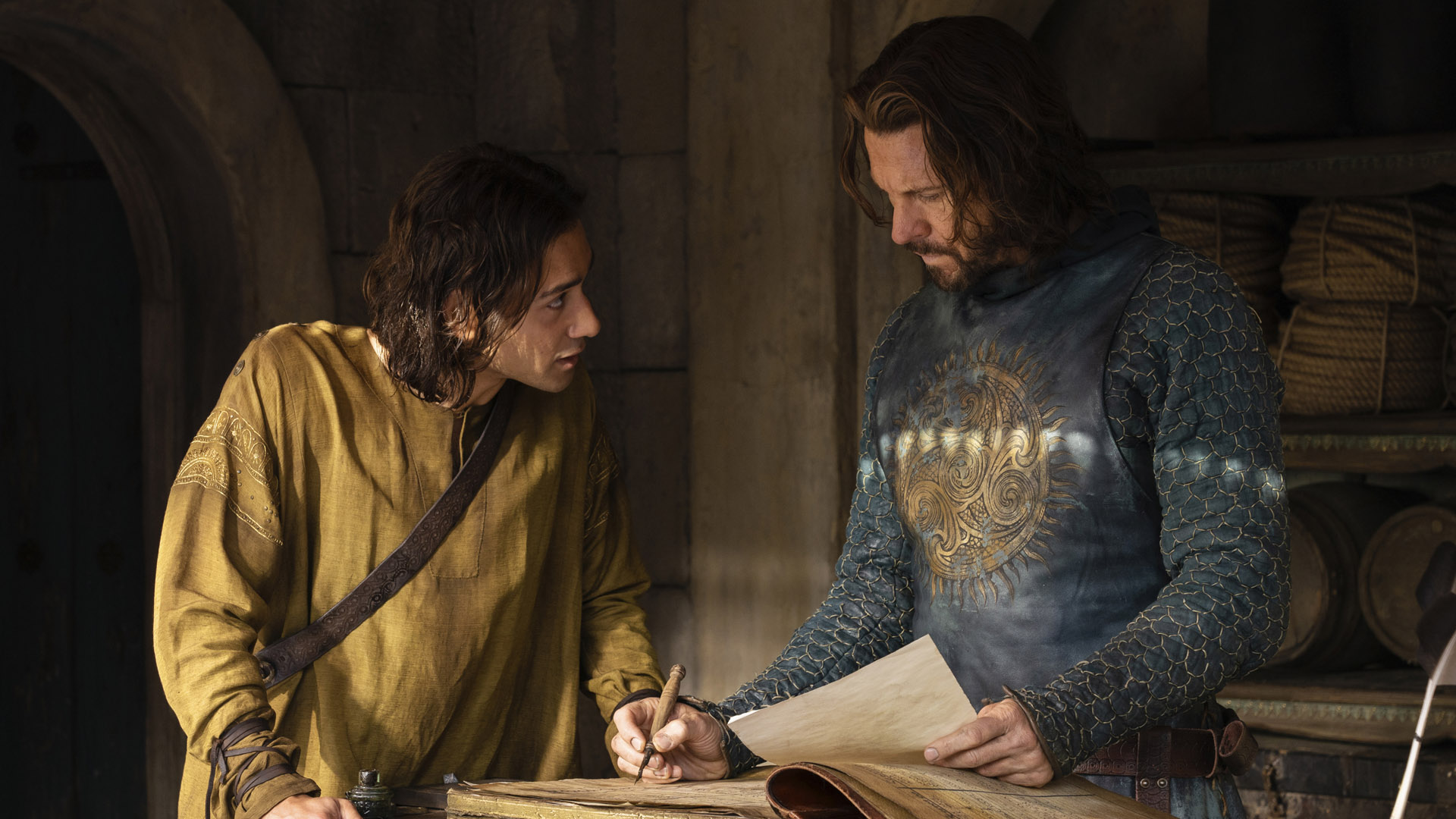 Isildur tries to convince Elendil to let him join the Númenorean expedition to Middle-earth in The Rings of Power episode 5