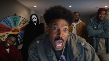 The Scary Movie 6 cast is shown in an trailer.