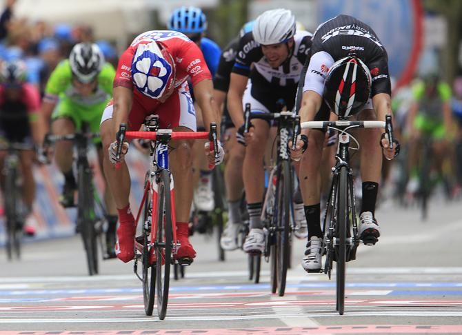 Nacer Bouhanni (FDJ) just pips Giacomo Nizzolo (Trek) for fourth on the stage