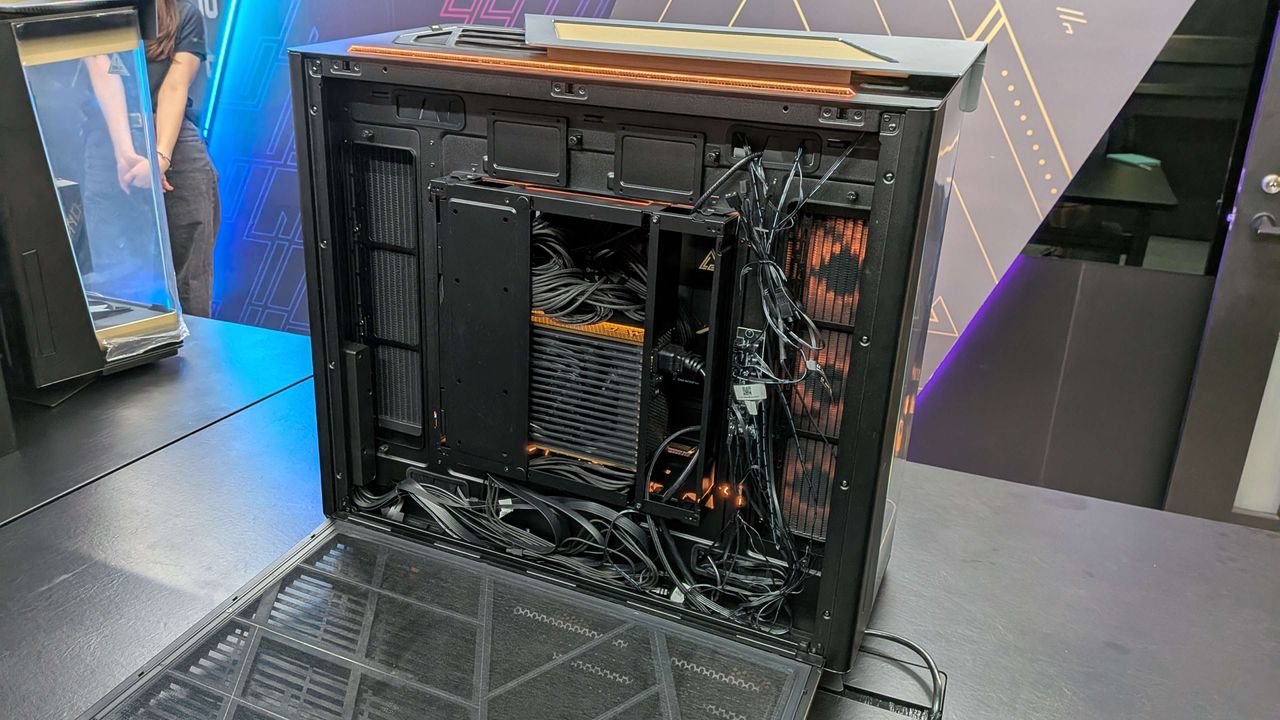 MSI MEG Maestro 900R PC case