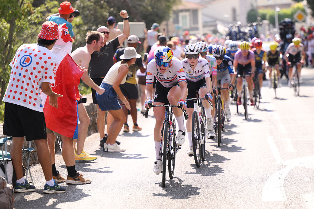 Zoe Backstedt lining out the peloton