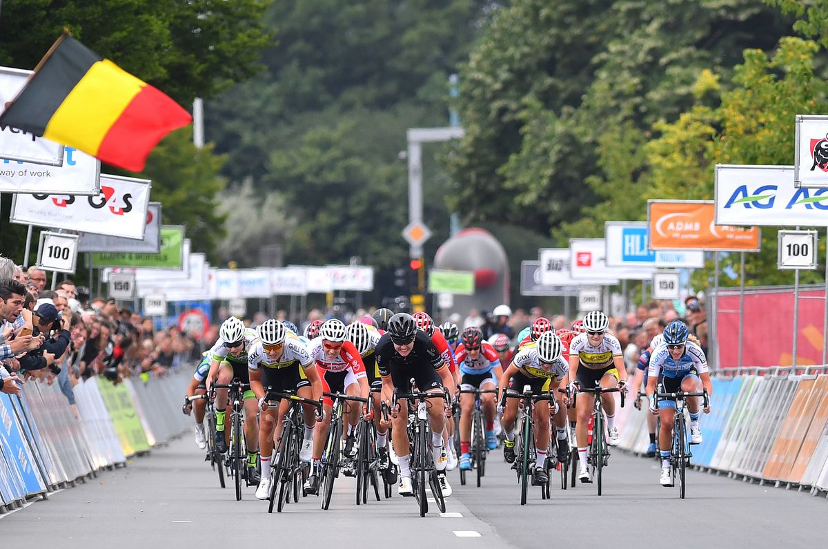 Jolien D'hoore (Wiggle-High5) sprinting from the front