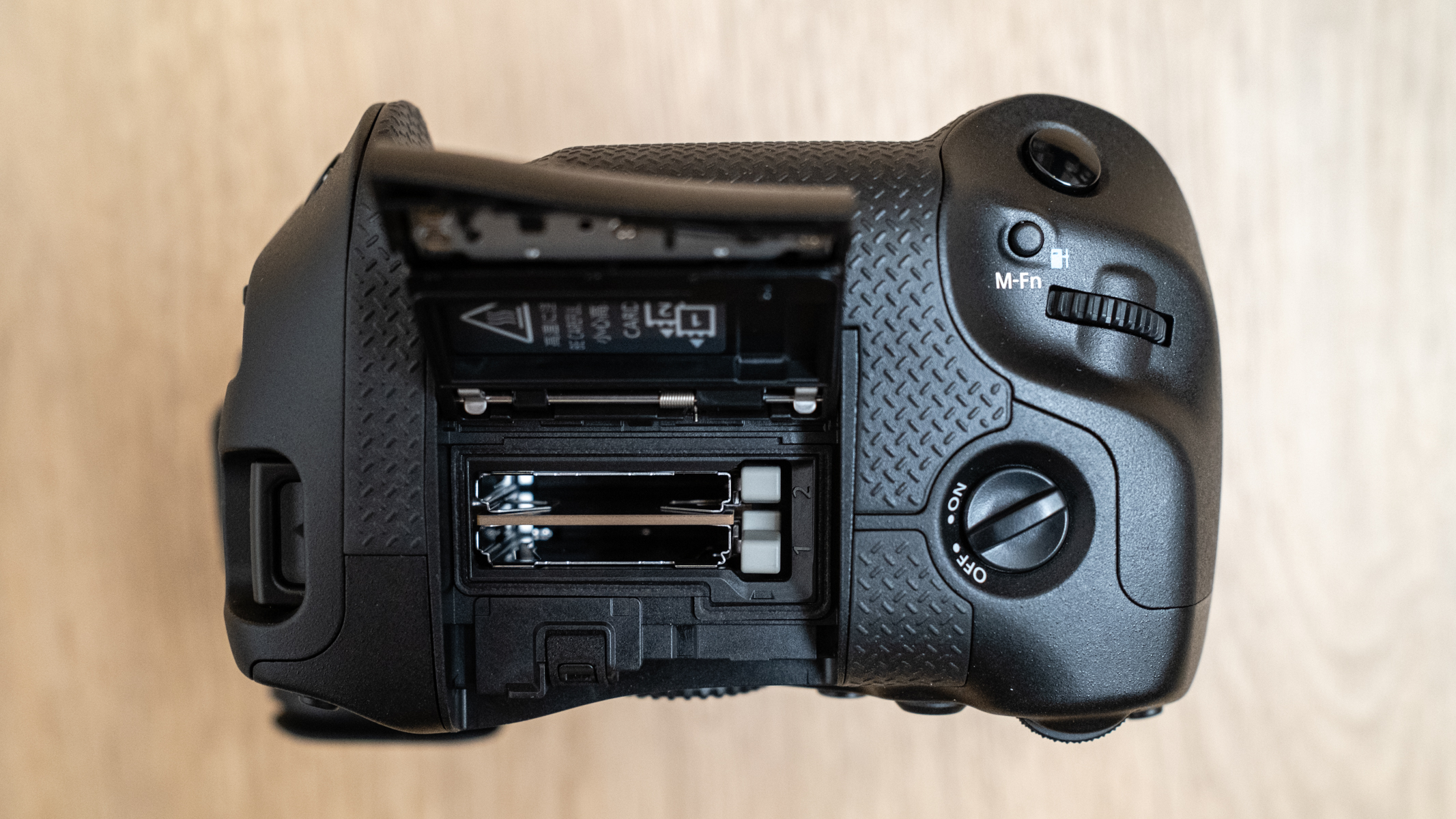 Canon EOS R1 dual memory card slots