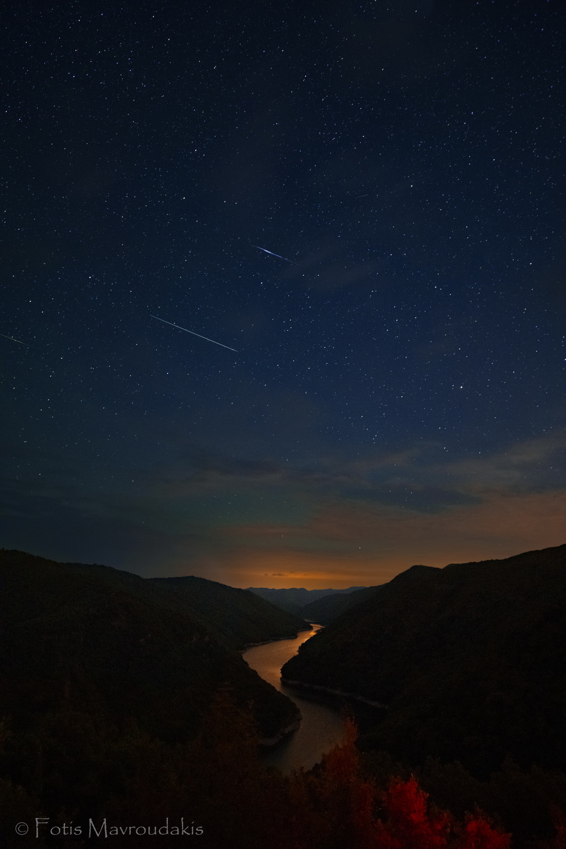 Meteorito Perseida en las Montañas Dramáticas, Grecia.